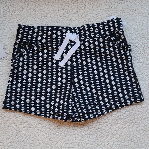 Carter's/OshKosh  shorts & top size 2T - Picture 2 of 5